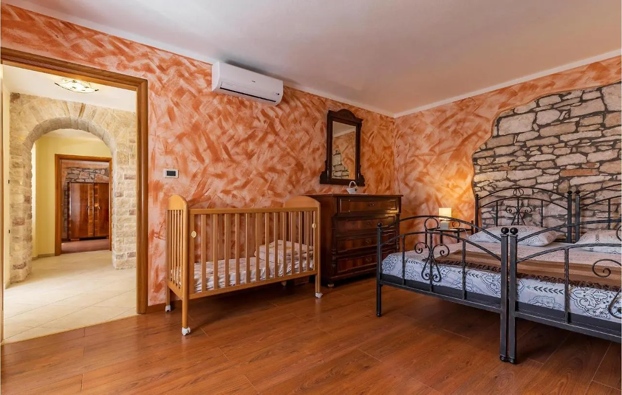 Pet Friendly Home In Medulin With Wifi 0*,